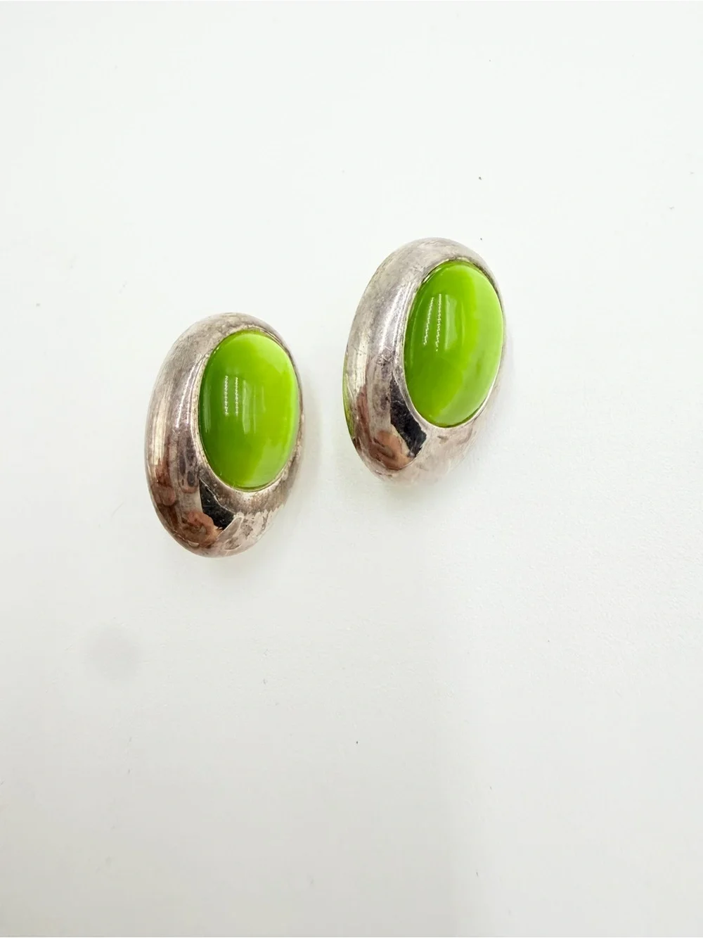 Vintage Lime Green Cat’s Eye Cabochon Oval Stud Earrings - Picture 7 of 8
